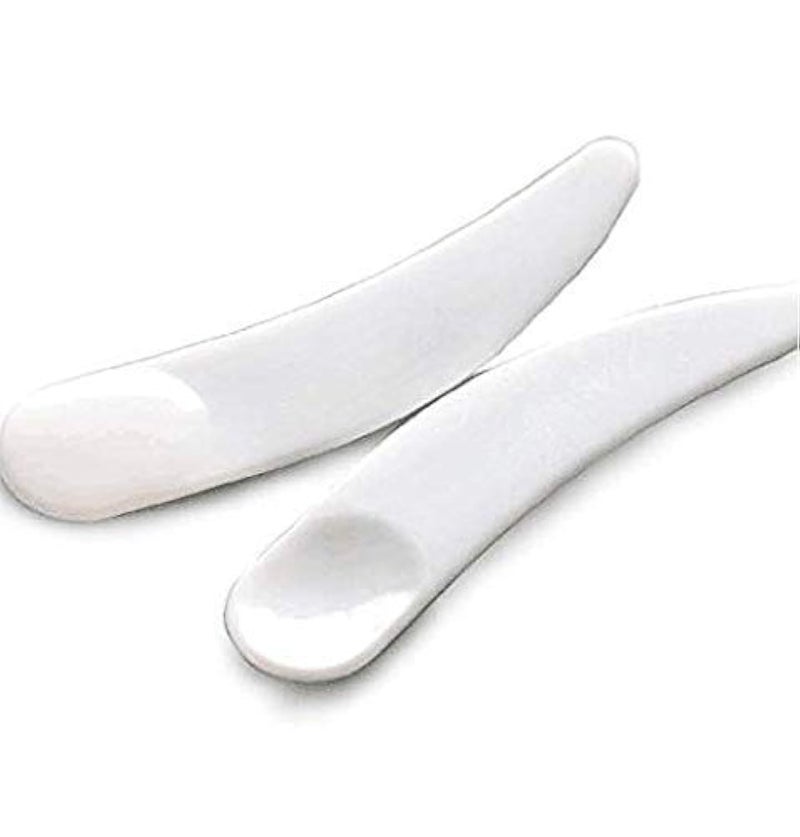 DNHCLL 100PCS Disposable Mini Curved Cosmetic Spatula Scoop Makeup Mask Spatula Plastic Spoon,Small Makeup Scoop for Mixing and Sampling. - Image 1